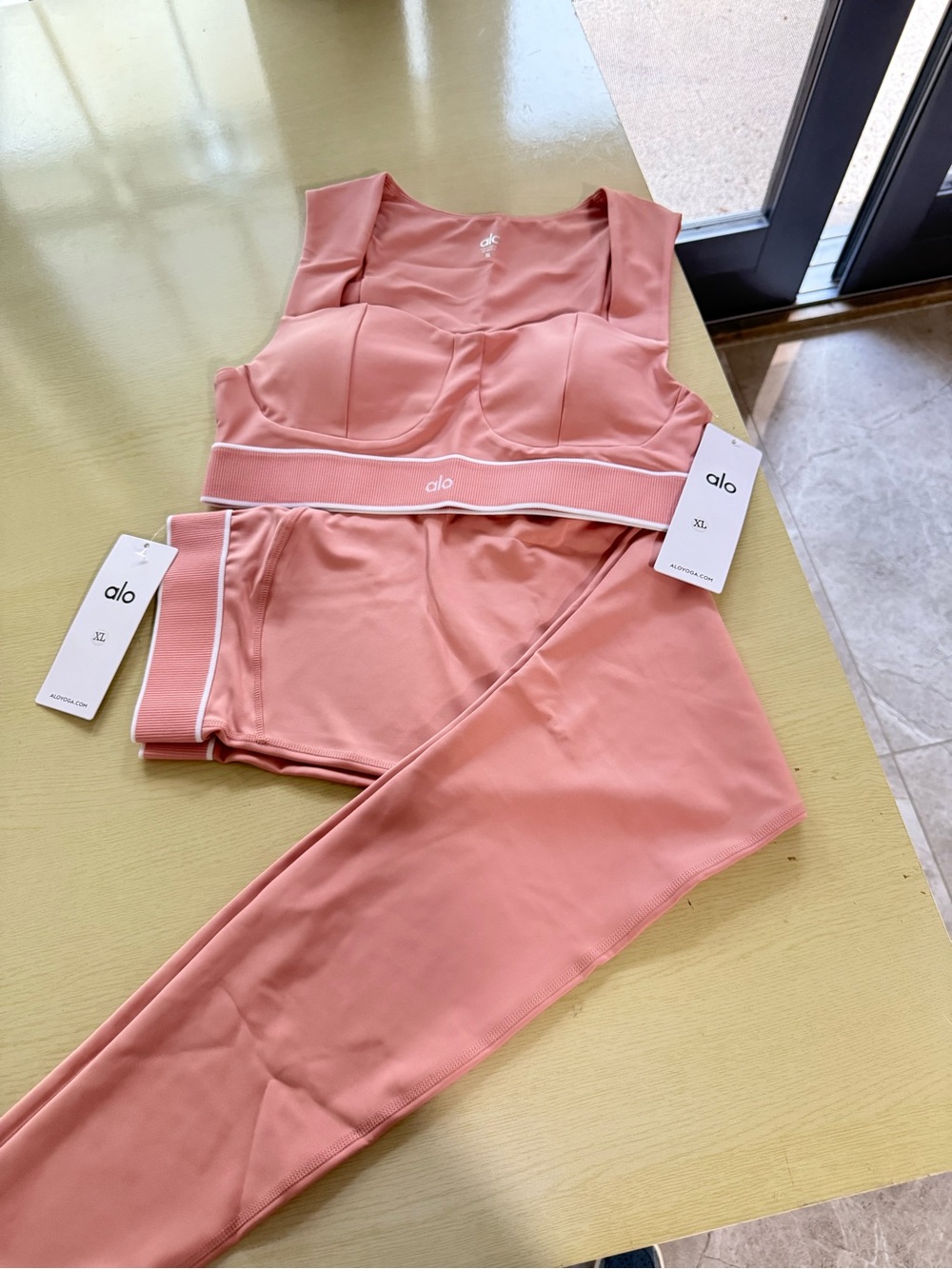 ALO Yoga Dusky Pink High-Waist Leggings and Supportive Bra Set - Picture 6 of 6